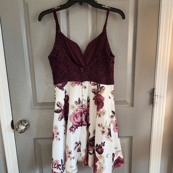 City Vibe Women's Dress / Glitter Burgundy Top with Flowy Floral Bottom / Size 9 - Picture 3 of 3